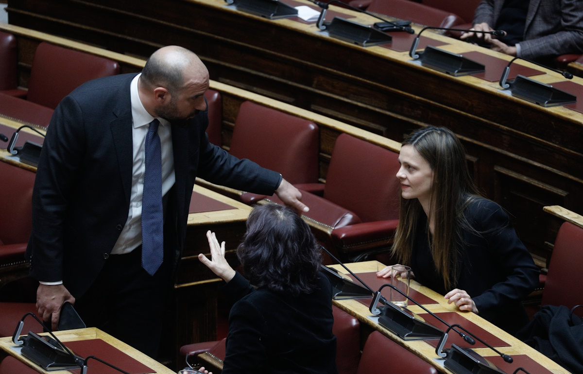 ΣΥΡΙΖΑ όπως… ΠΑΣΟΚ 2004, ο κρυμμένος Τζανακόπουλος και το «άδειασμα» στον Καραμανλή