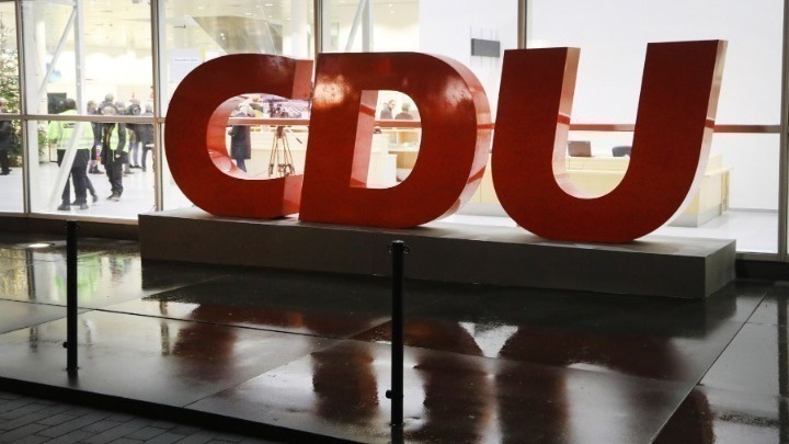 Γερμανία: Ο ηγέτης της CDU αφήνει ανοιχτή τη συνεργασία με την ακροδεξιά AfD