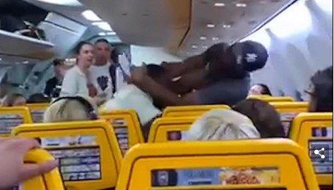 Απίστευτο ξύλο σε πτήση της Ryanair: Πιάστηκαν στα χέρια για μια θέση στο παράθυρο (Vid)