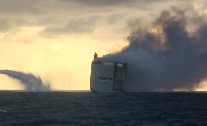 Ανεξέλεγκτη η φωτιά σε πλοίο με χιλιάδες αυτοκίνητα στα ανοιχτά της Ολλανδίας – Ένας νεκρός από το πλήρωμα