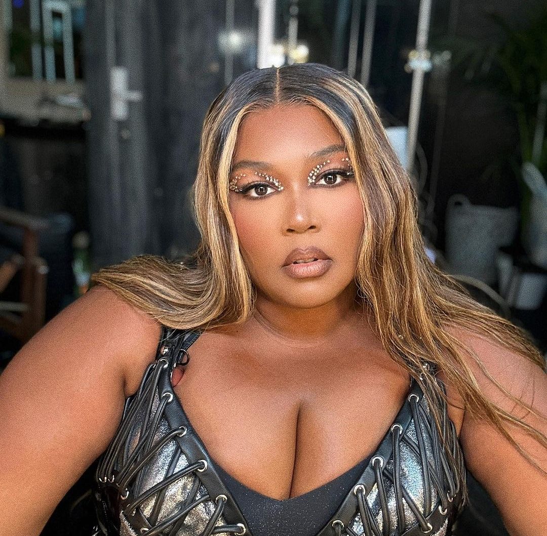 Στο επίκεντρο η Lizzo: Ανάγκαζε χορεύτριές της να τρώνε μπανάνες από κόλπους ιερόδουλων – Οι κατηγορίες που την βαραίνουν