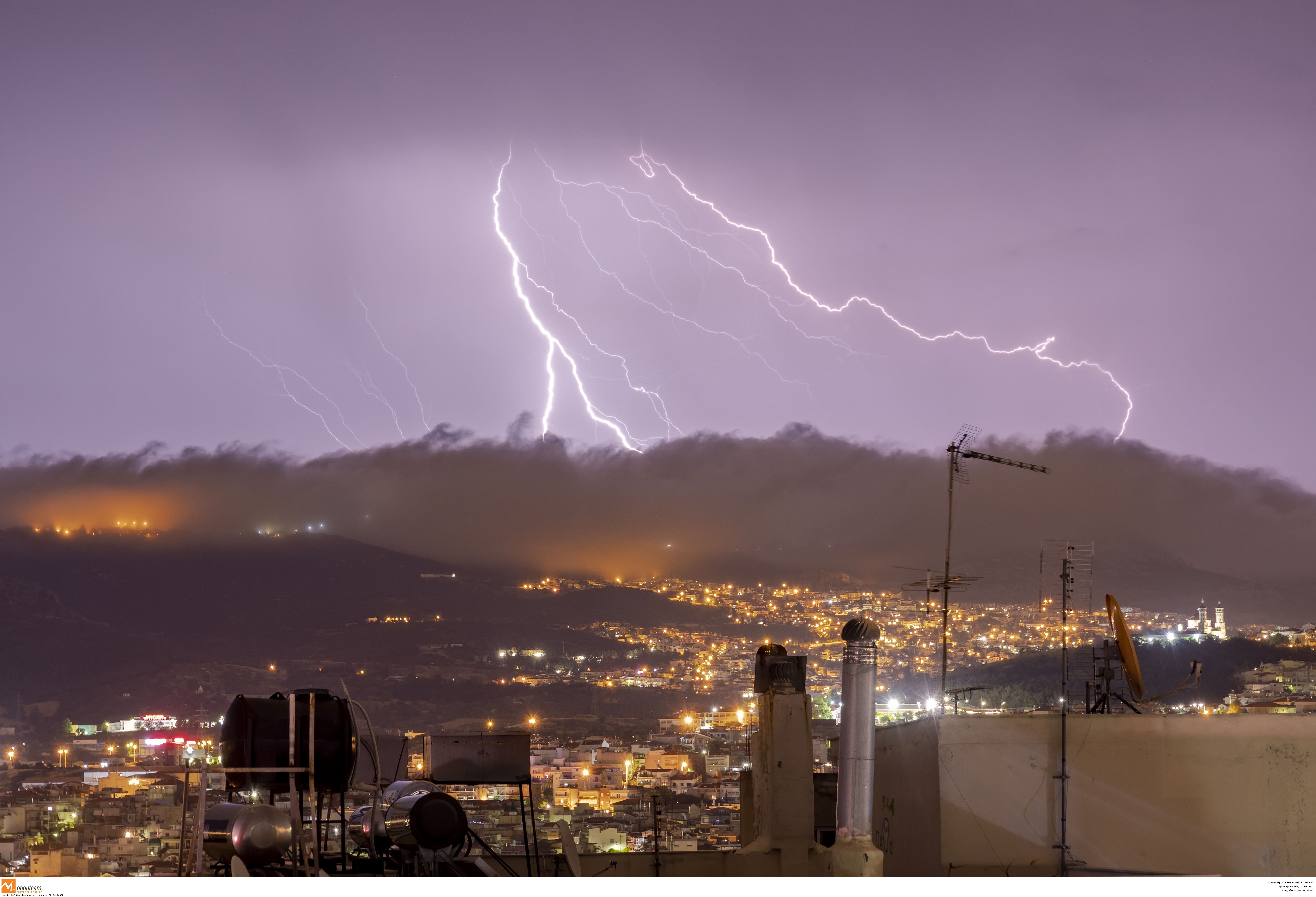 Σαρώνουν οι κεραυνοί σε Αττική, Εύβοια, Κυκλάδες – Προκλήθηκαν πυρκαγιές, τι είναι η «ξηρή καταιγίδα»