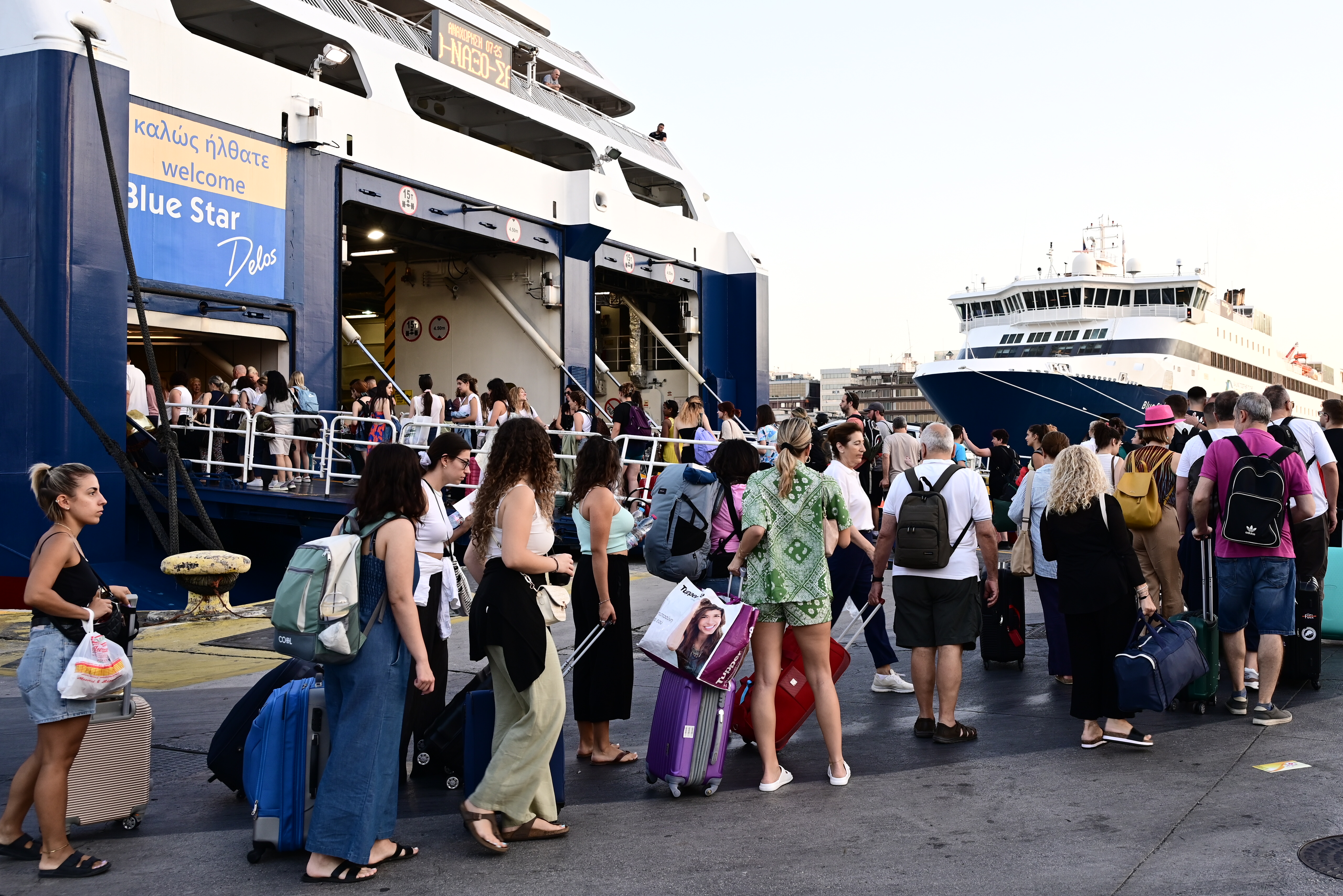Αδειάζει η Αθήνα: Αυξημένη κίνηση σε Εθνική οδό και ΚΤΕΛ – 26.417 επιβάτες ταξιδεύουν σήμερα προς τα νησιά