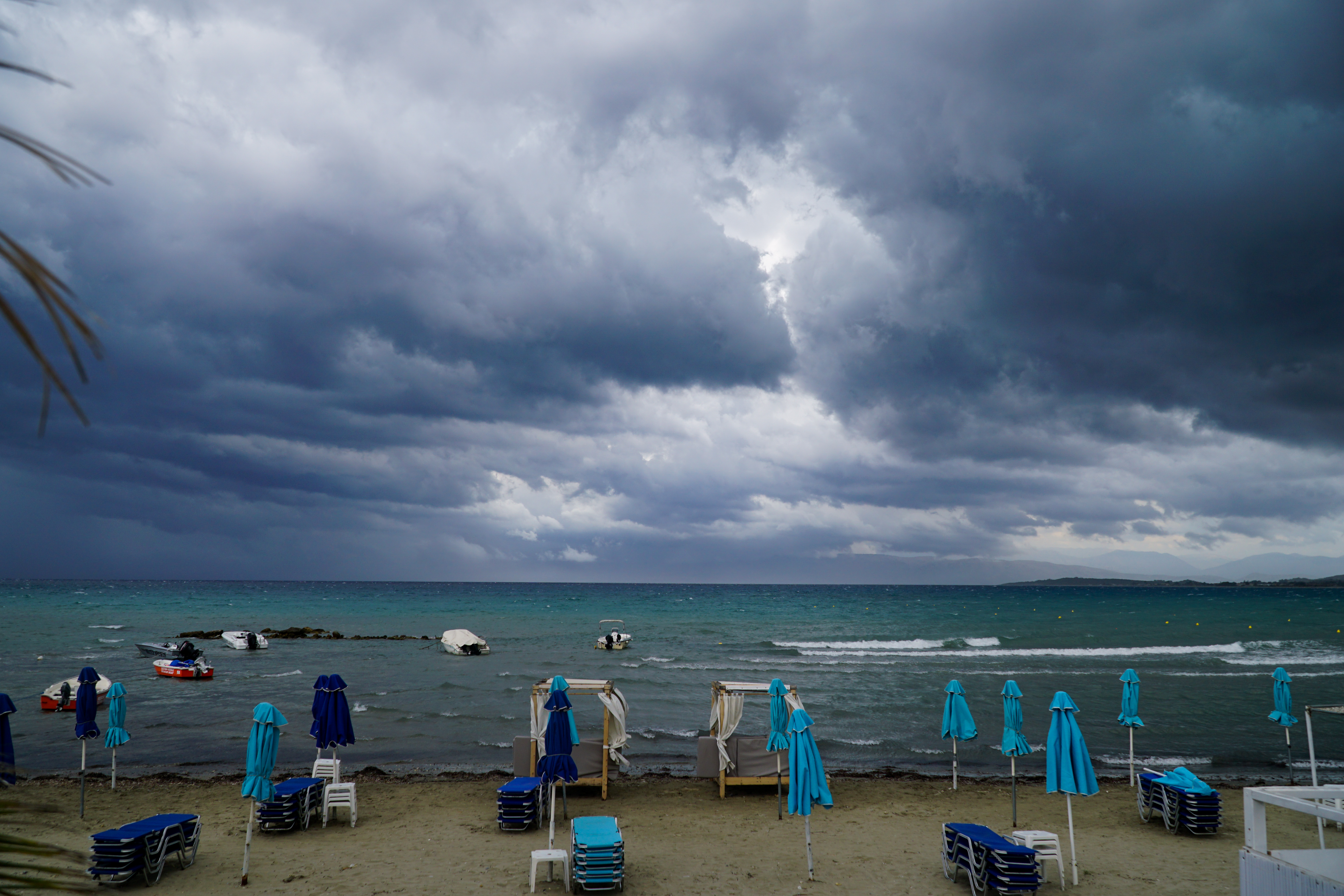 Κακοκαιρία Petar: Έντονα καιρικά φαινόμενα – Απεγκλωβίστηκαν 10 τουρίστες από παραλία της Κέρκυρας
