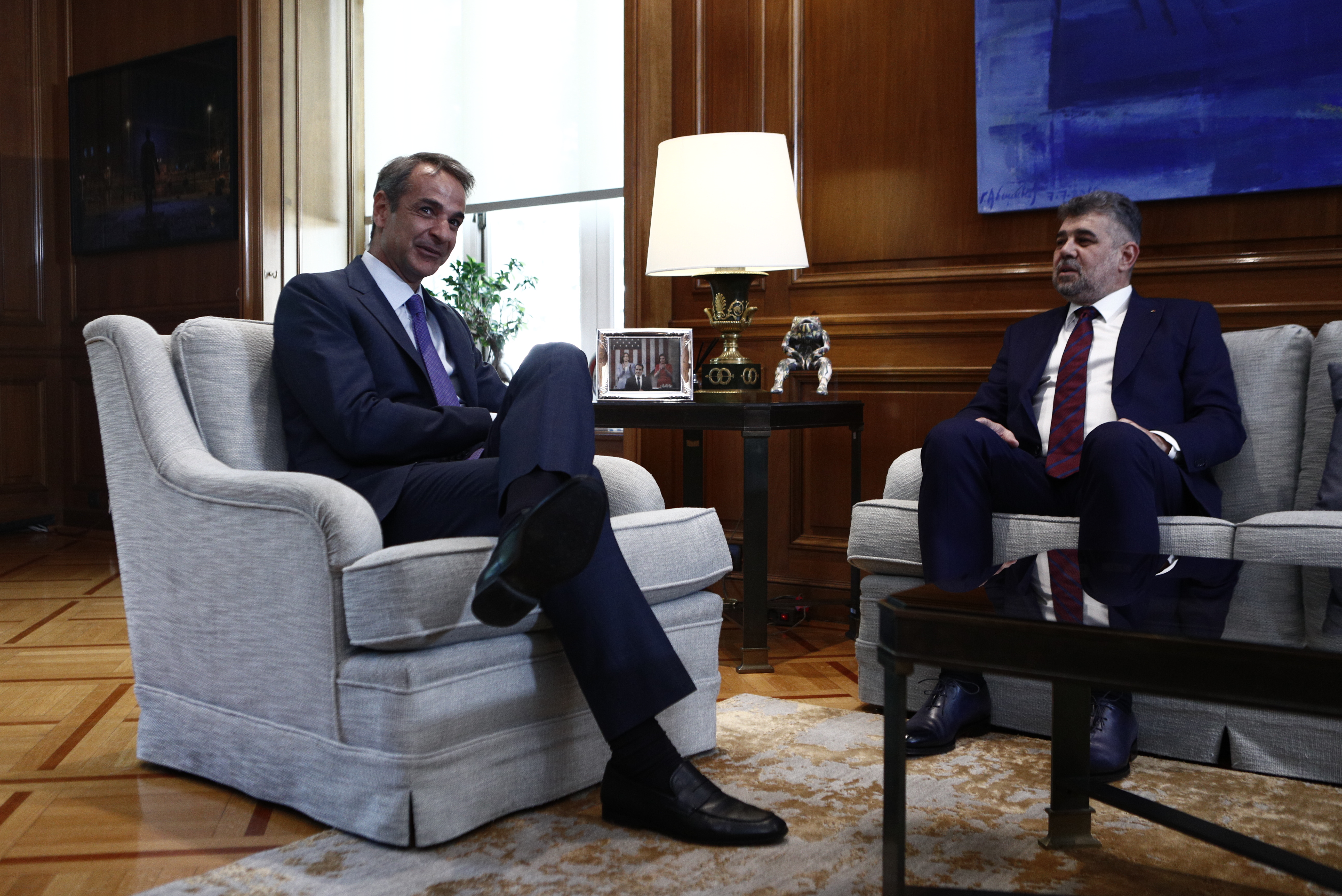 Συνάντηση Μητσοτάκη με τον πρωθυπουργό της Ρουμανίας στο Μαξίμου