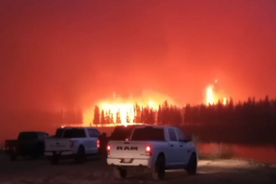 Μαζικές εκκενώσεις στη μεγαλύτερη πόλη του βορειοδυτικού Καναδά λόγω μεγάλης πυρκαγιάς