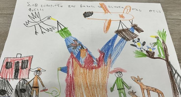 «Σας ευχαριστώ που βάλατε τα δυνατά σας στις φωτιές» – Κοριτσάκι από τη Ρόδο χάρισε ζωγραφιά στους Σλοβάκους πυροσβέστες