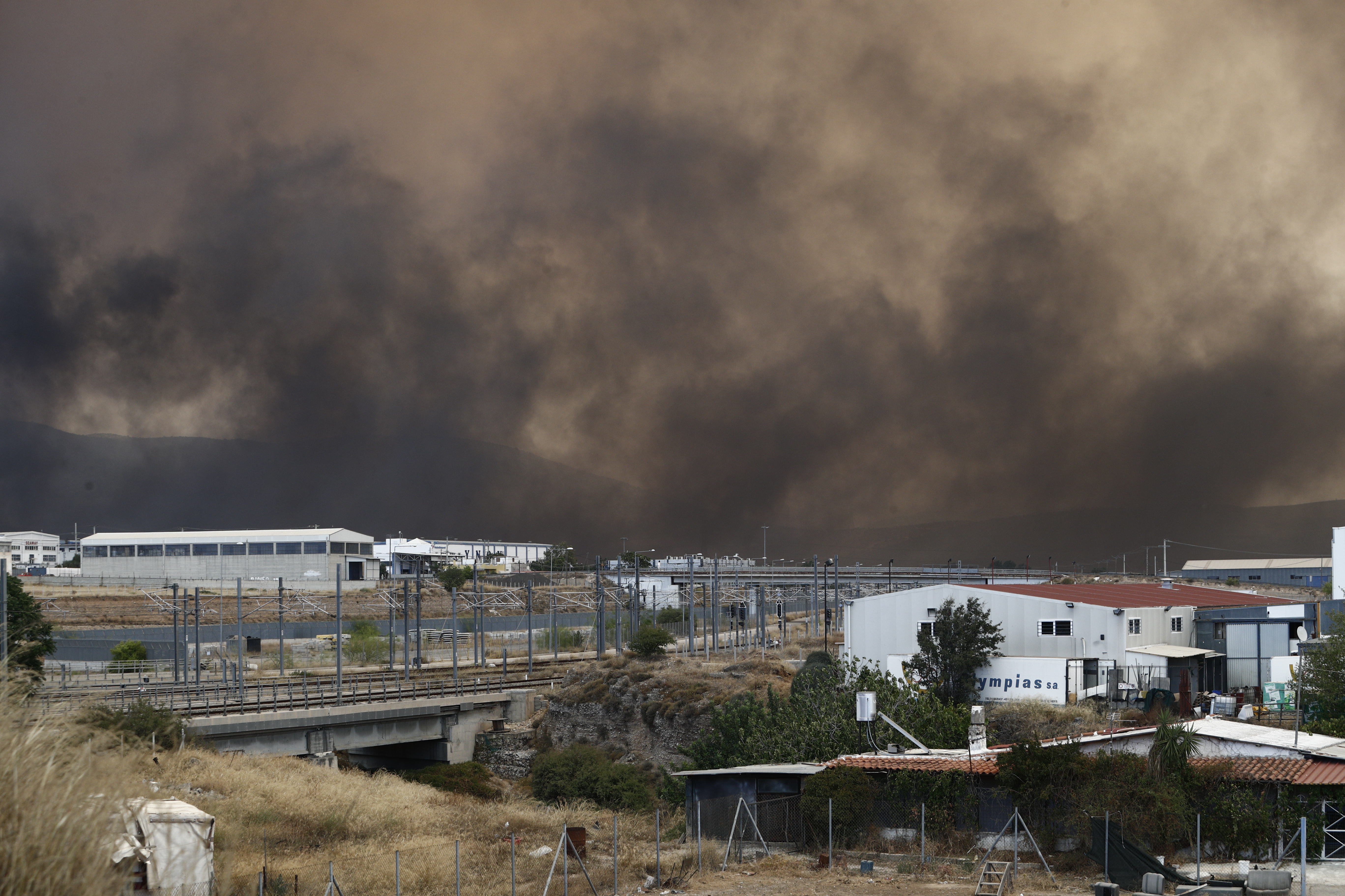 Εικόνες αποκάλυψης στον Ασπρόπυργο: Καπνοί έχουν σκεπάσει τα πάντα