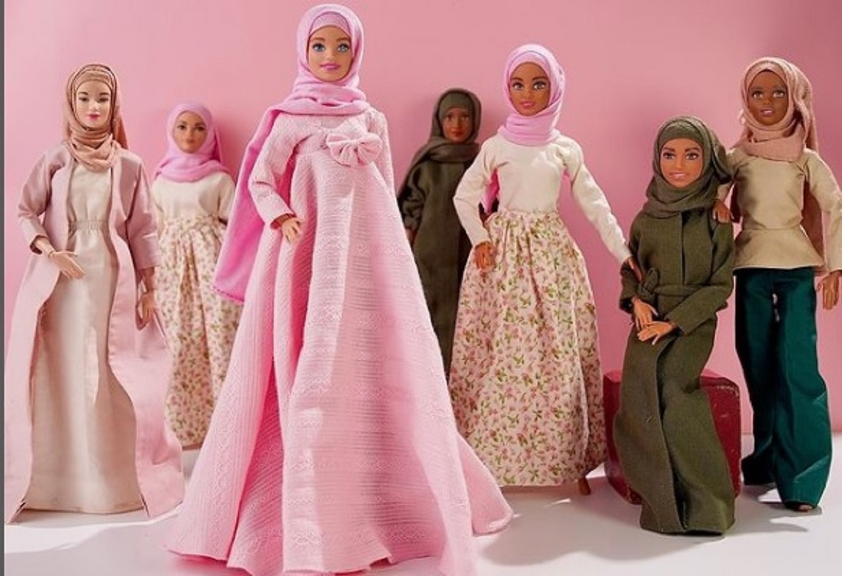 «Hijarbie»: Η μουσουλμάνα Barbie με τα ροζ Hijarbie