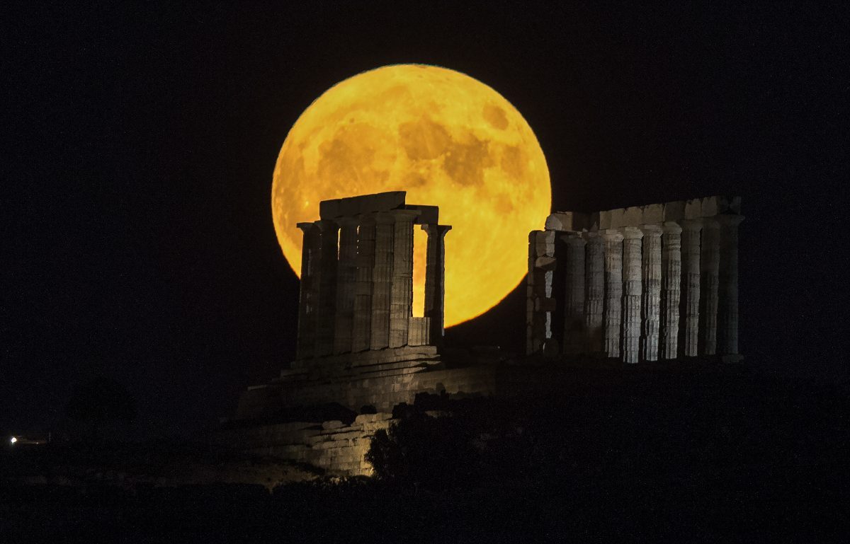 Πανσέληνος Αυγούστου: Μαγεύουν οι εικόνες από το «φεγγάρι του οξύρρυγχου»