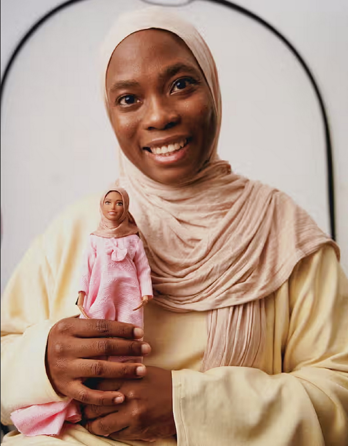 «Hijarbie»: Η μουσουλμάνα Barbie με τα ροζ Hijarbie