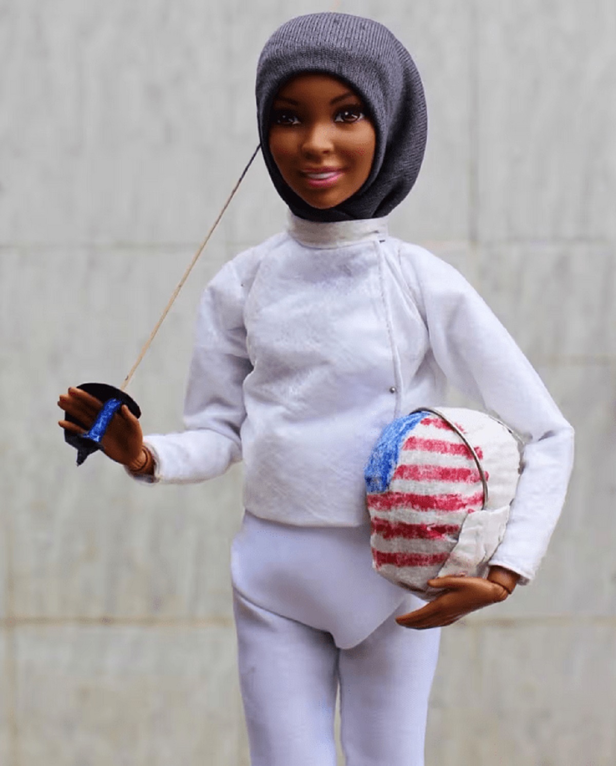 «Hijarbie»: Η μουσουλμάνα Barbie με τα ροζ Hijarbie