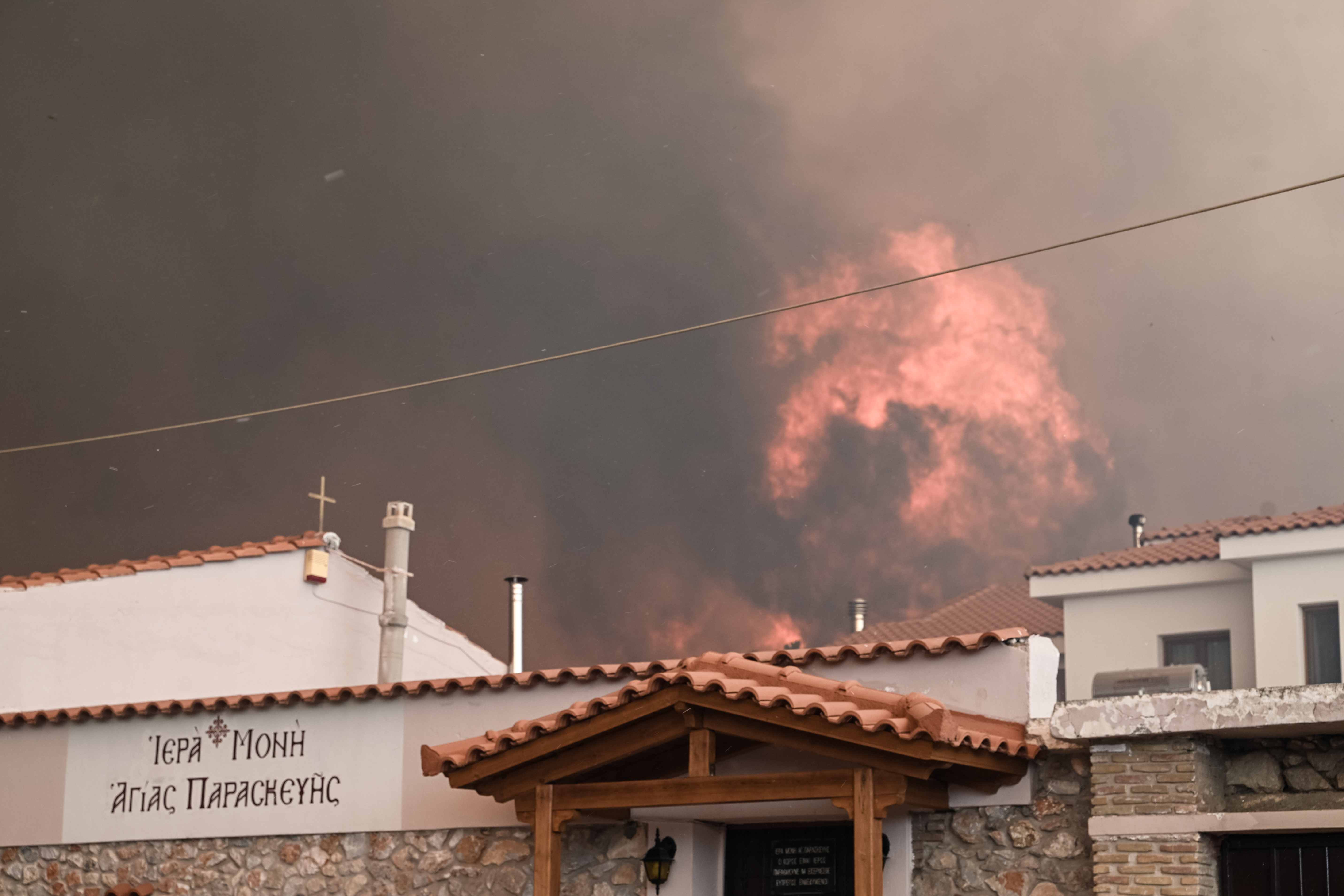 Παραδομένη στις φλόγες η Πάρνηθα: Καίγονται σπίτια, εκκενώθηκαν οικισμοί – Πολύ κοντά στον Εθνικό Δρυμό