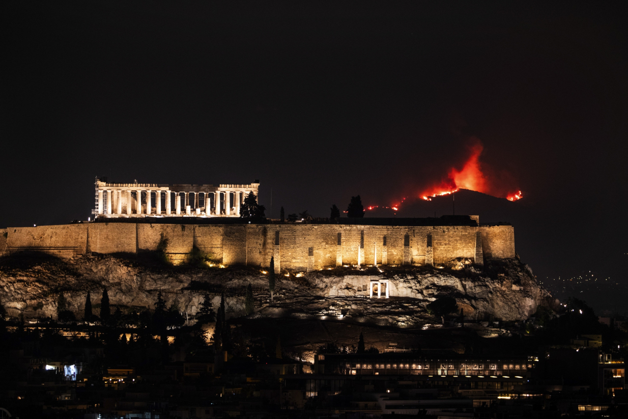 Ένα παγκόσμιο σύμβολο και οι «πύρινες γλώσσες»: Η φωτογραφία της Ακρόπολης που έκανε τον γύρο του κόσμου