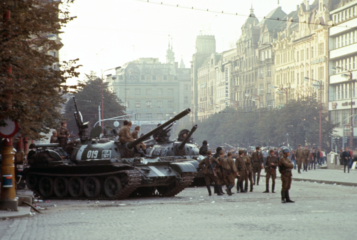 Άνοιξη της Πράγας 1968: Όταν η ΕΣΣΔ εισέβαλε στην Τσεχοσλοβακία και κατέπνιξε την απεξάρτησή της – Πώς συνδέεται με το σήμερα