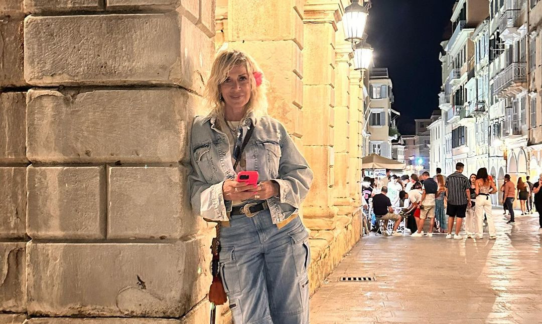 Άννα Βίσση: Φτιάχνει παγωτά σε τουρίστες – Το βίντεο που έγινε viral στο TikTok και το «Όσο έχω χωνί, θα στο τραγουδάω»