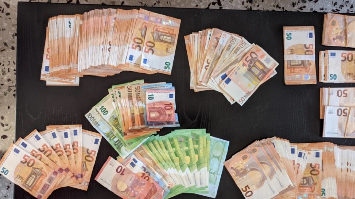 Τηλεφωνική απάτη στη Λαμία: Έβαλε σε κάδο σκουπιδιών 5.000 ευρώ και τα βούτηξαν οι δράστες