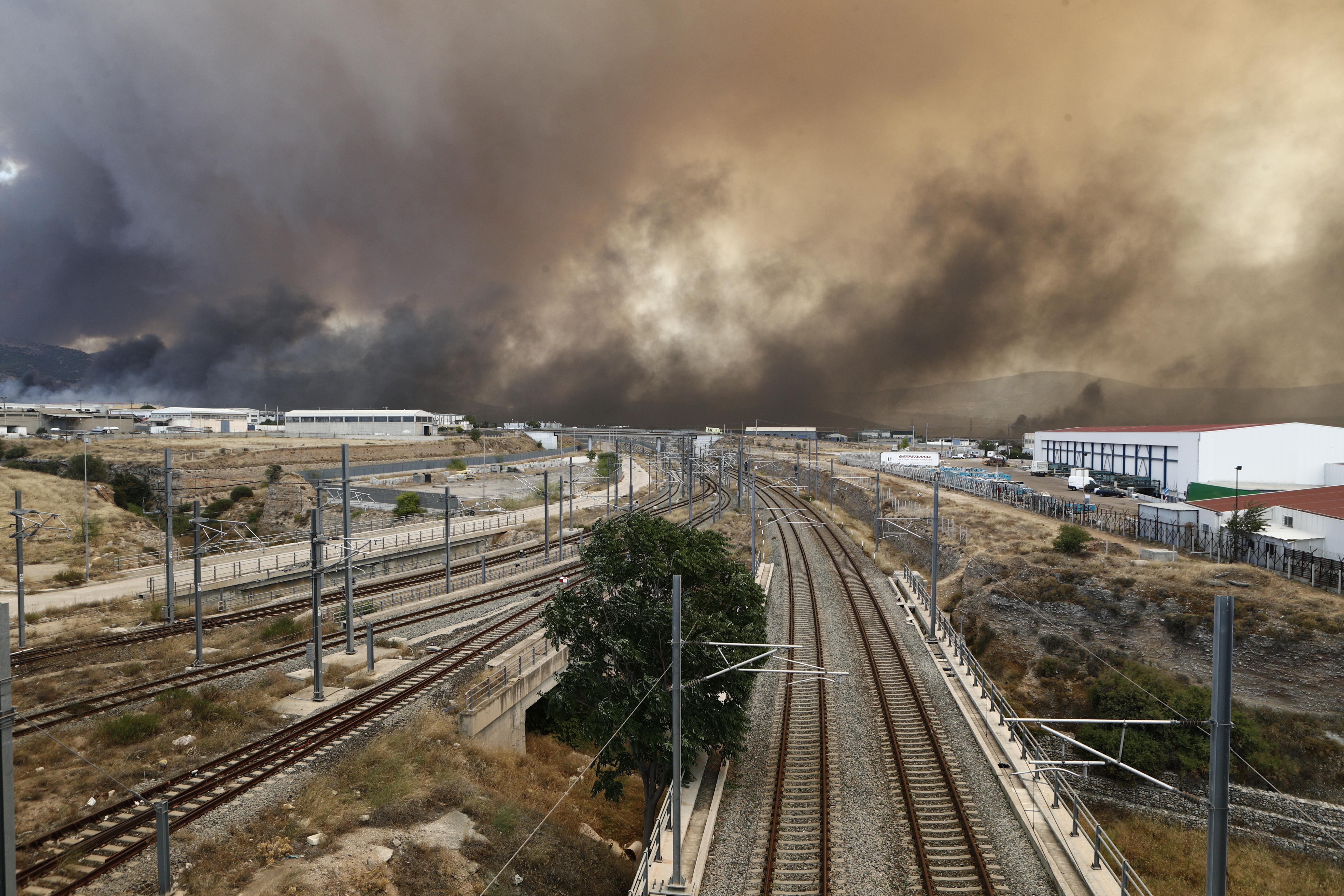 «Κλείστε πόρτες και παράθυρα»: Νέα μηνύματα από το 112 στον Ασπρόπυργο – Καίγονται 2 εργοστάσια