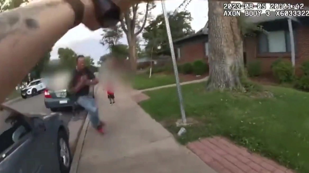 Σοκαριστικό βίντεο στις ΗΠΑ: Γυναίκα αστυνομικός σκοτώνει μπροστά σε μικρό παιδί έναν άντρα – Κρατούσε μαρκαδόρο που το πέρασε για μαχαίρι