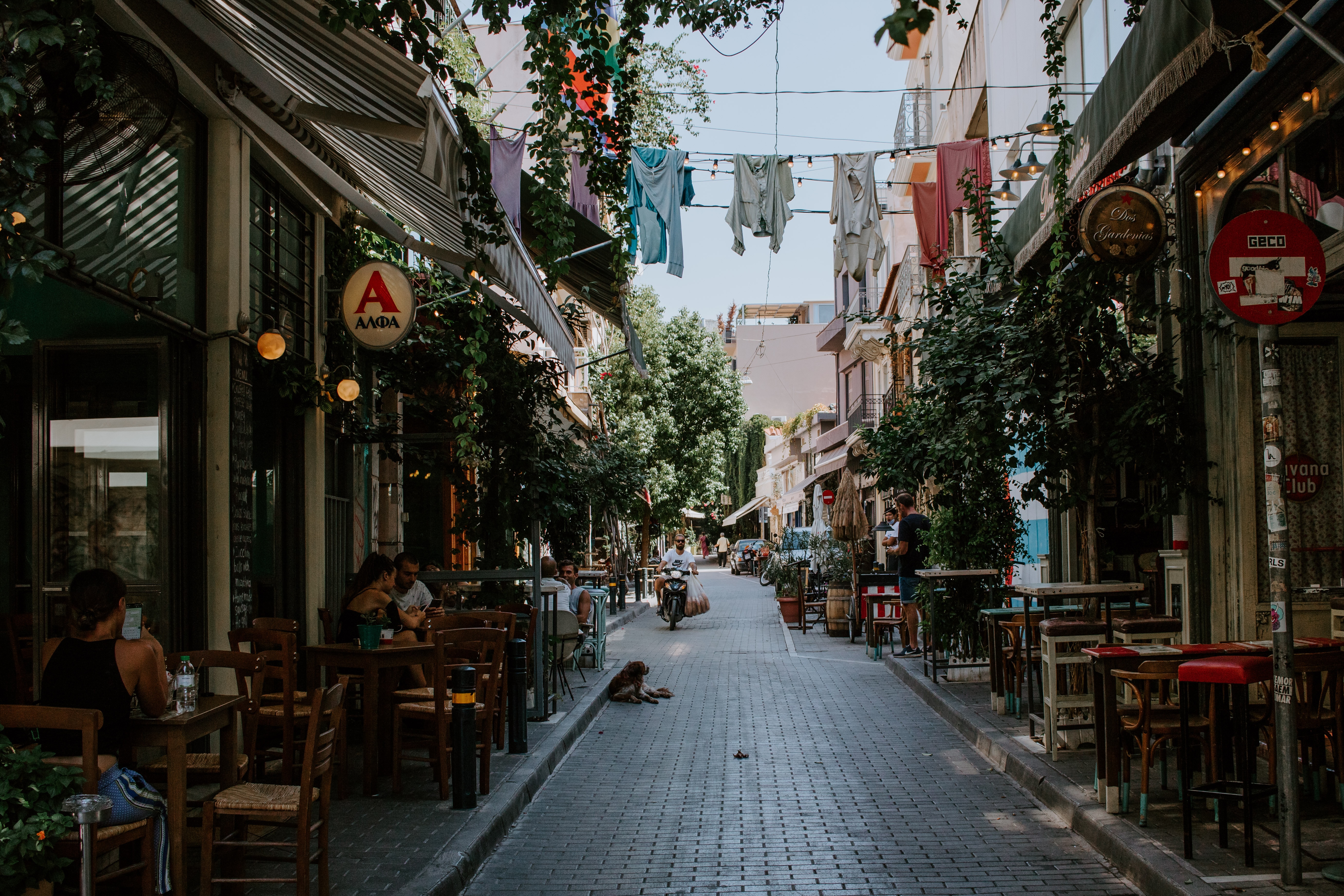 Οι πεζόδρομοι που έχουν δημιουργήσει το δικό τους «σύμπαν» στην Αθήνα