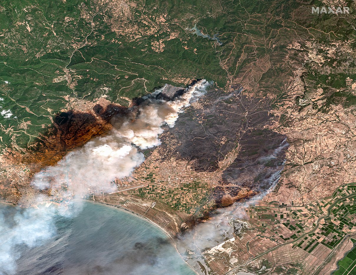 Αλεξανδρούπολη: Το μέτωπο της φωτιάς επεκτείνεται σε 60 χιλιόμετρα – Δορυφόρος αποκαλύπτει την καταστροφή