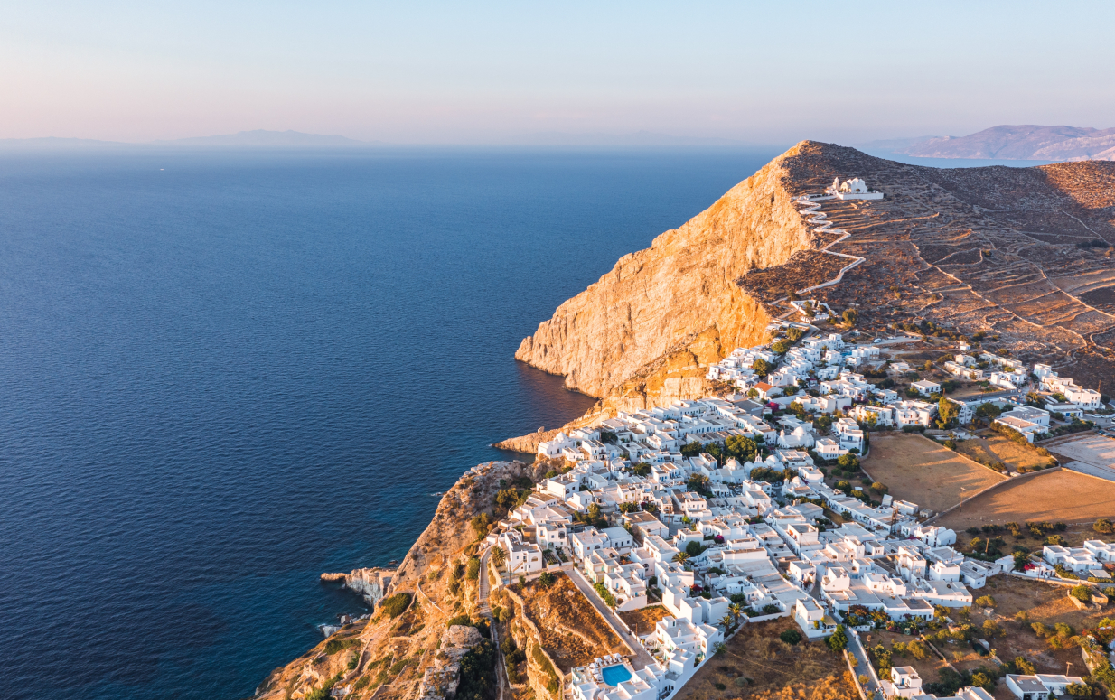 Φολέγανδρος από ψηλά νησί με ωραιότερη Χώρα