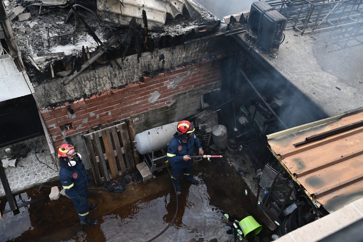 Εφιαλτική νύχτα στην Πάρνηθα: «Έκρηξη» φωτιάς έφερε αναζωπύρωση – Μάχη να μην φτάσει στους Θρακομακεδόνες