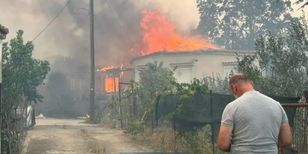 Ανεξέλεγκτη είναι η φωτιά που μαίνεται στη Ροδόπη