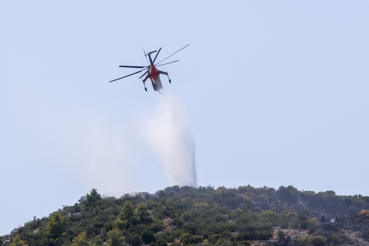 Μαίνονται οι φωτιές σε Έβρο, Ροδόπη, Πάρνηθα και Άνδρο – Ξεκίνησαν να επιχειρούν από νωρίς τα εναέρια μέσα