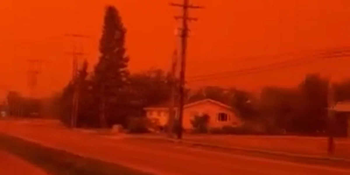 Καναδάς: Οι πυρκαγιές «έβαψαν» κόκκινο τον ουρανό του Fort Smith