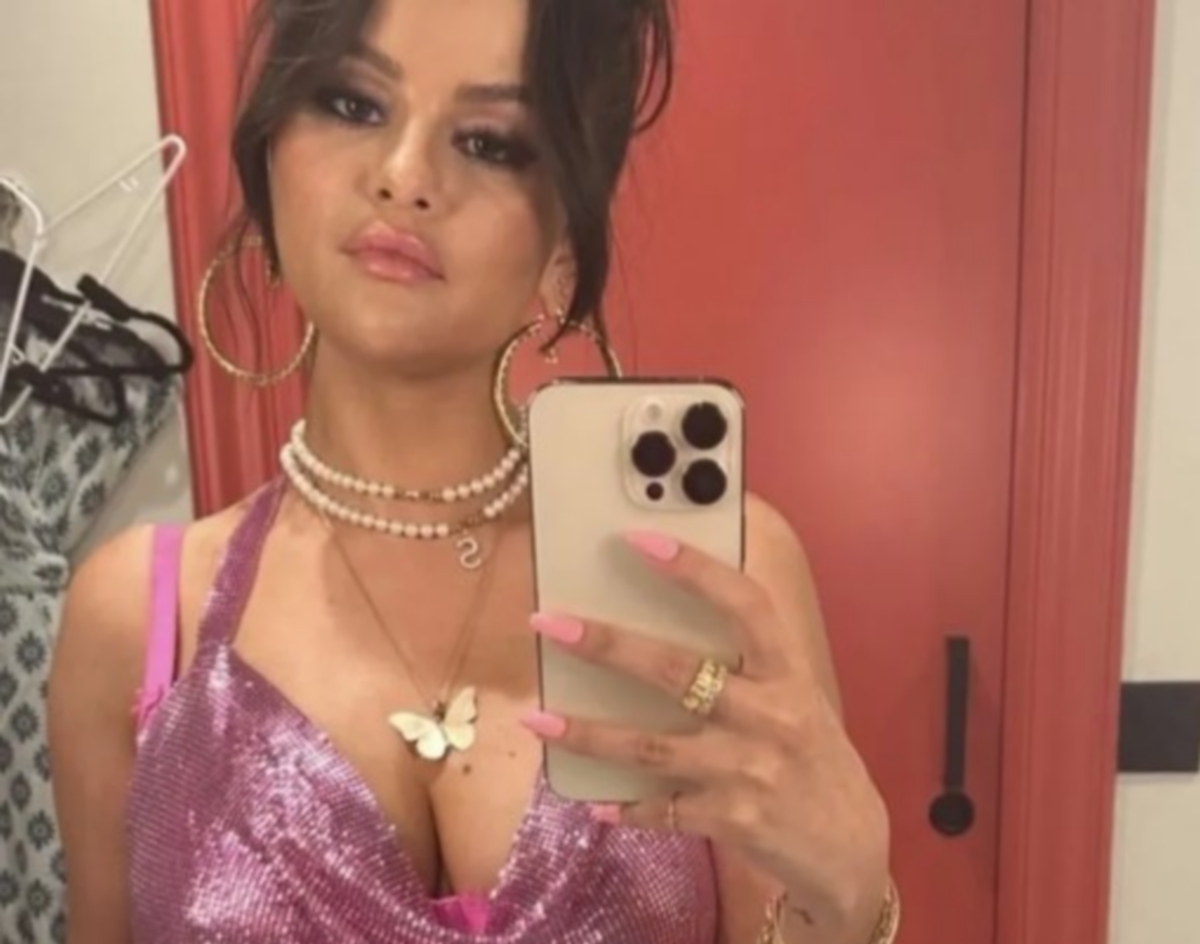 Selena Gomez: Έκανε το επικό updo στα μαλλιά που είναι huge trend!