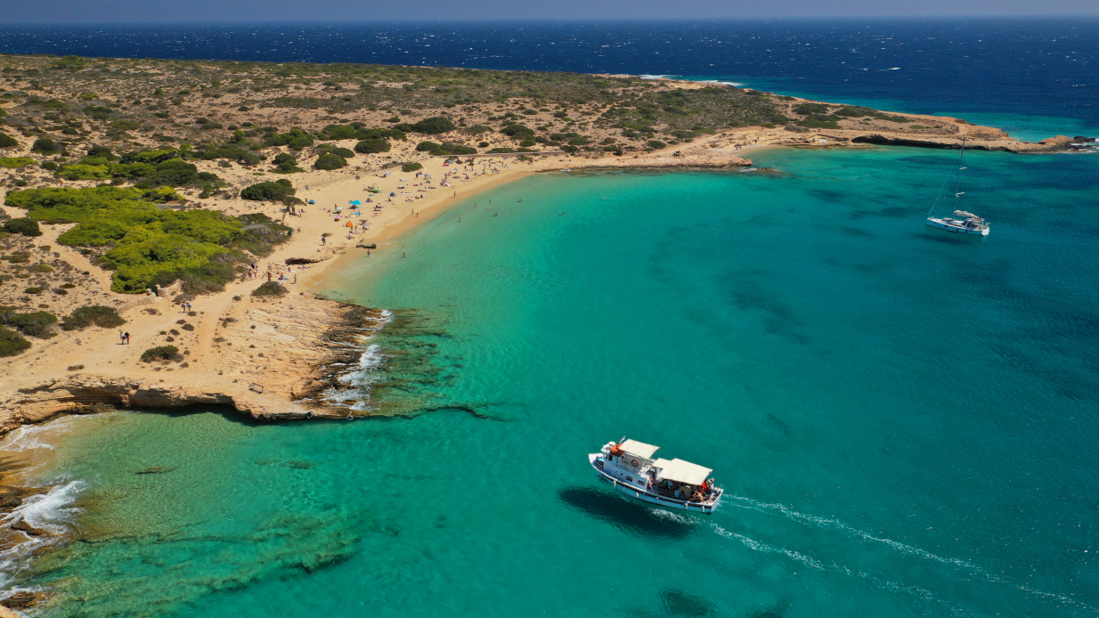 Ούτε στην 10άδα η Σαντορίνη: Τα νησιά που σάρωσαν το Πάσχα – Στο Νο1 αυτό που δεν περιμένεις