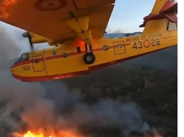 Τενερίφη: Βίντεο από τη στιγμή που Canadair επιχειρεί στις φωτιές