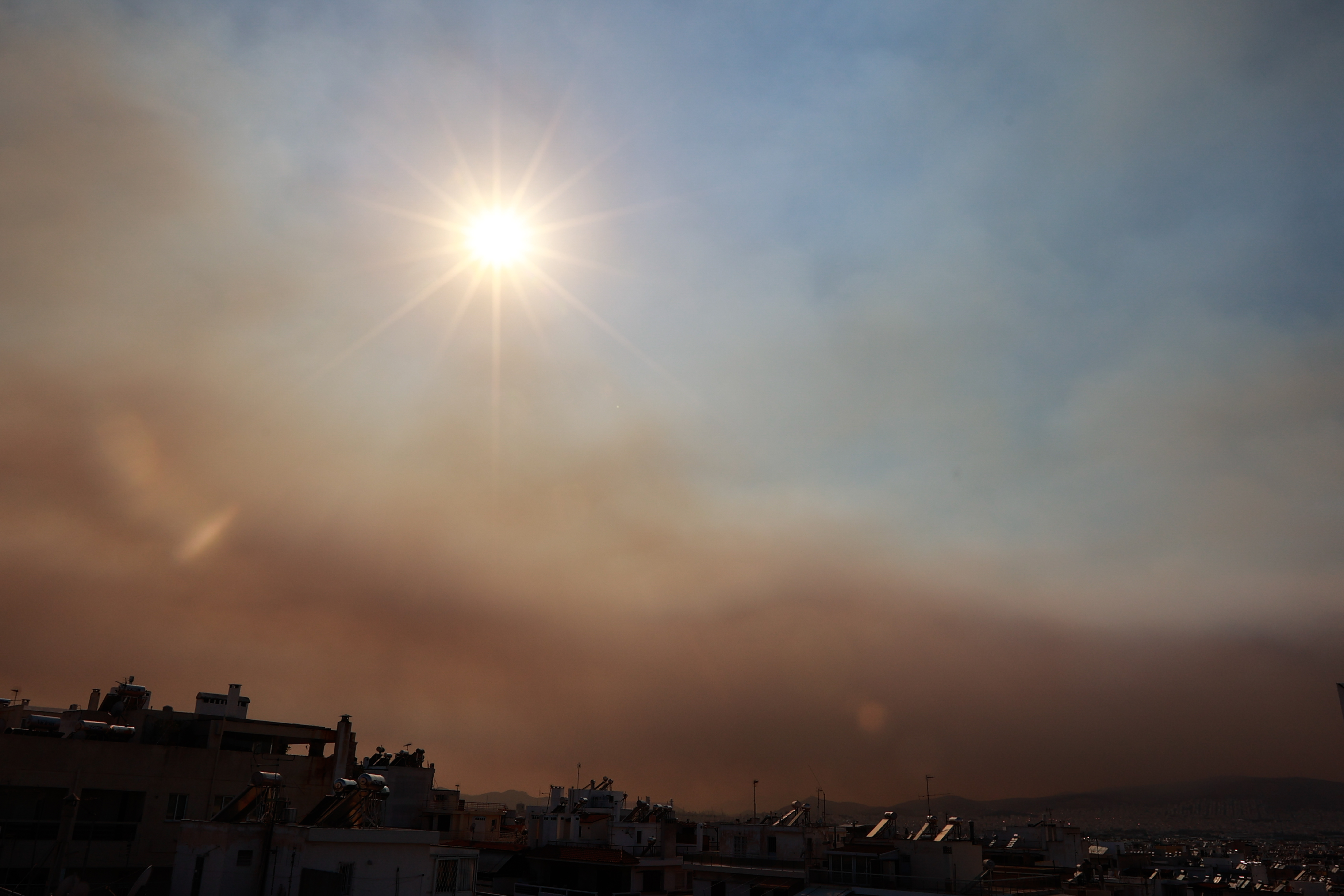 Σύννεφα μόνο από καπνό – Το βίντεο από τον Διεθνή Διαστημικό Σταθμό που δείχνει την ατμόσφαιρα της Ελλάδας μετά τις φωτιές