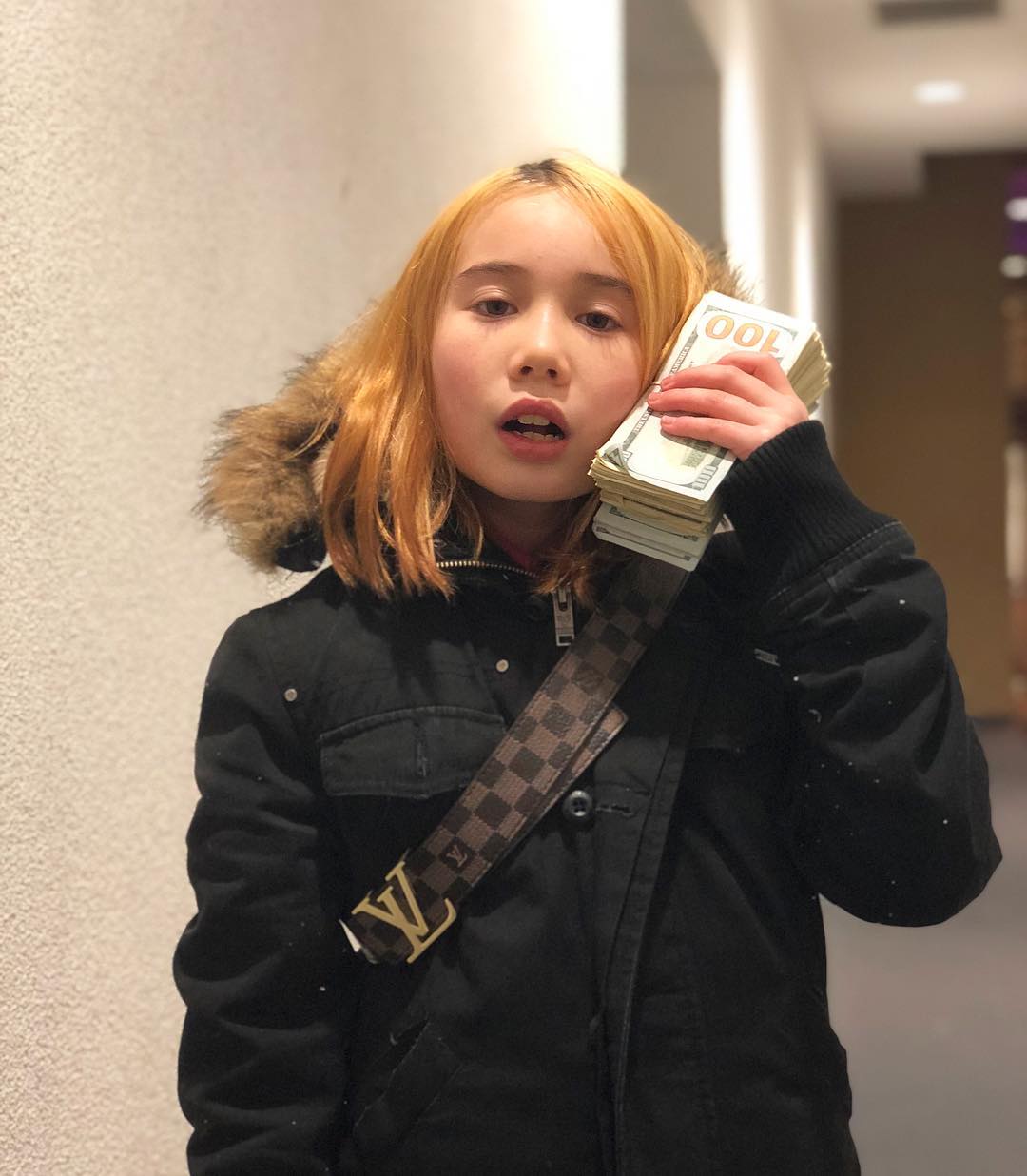 Η Lil Tay φλεξάρει πλούτο.