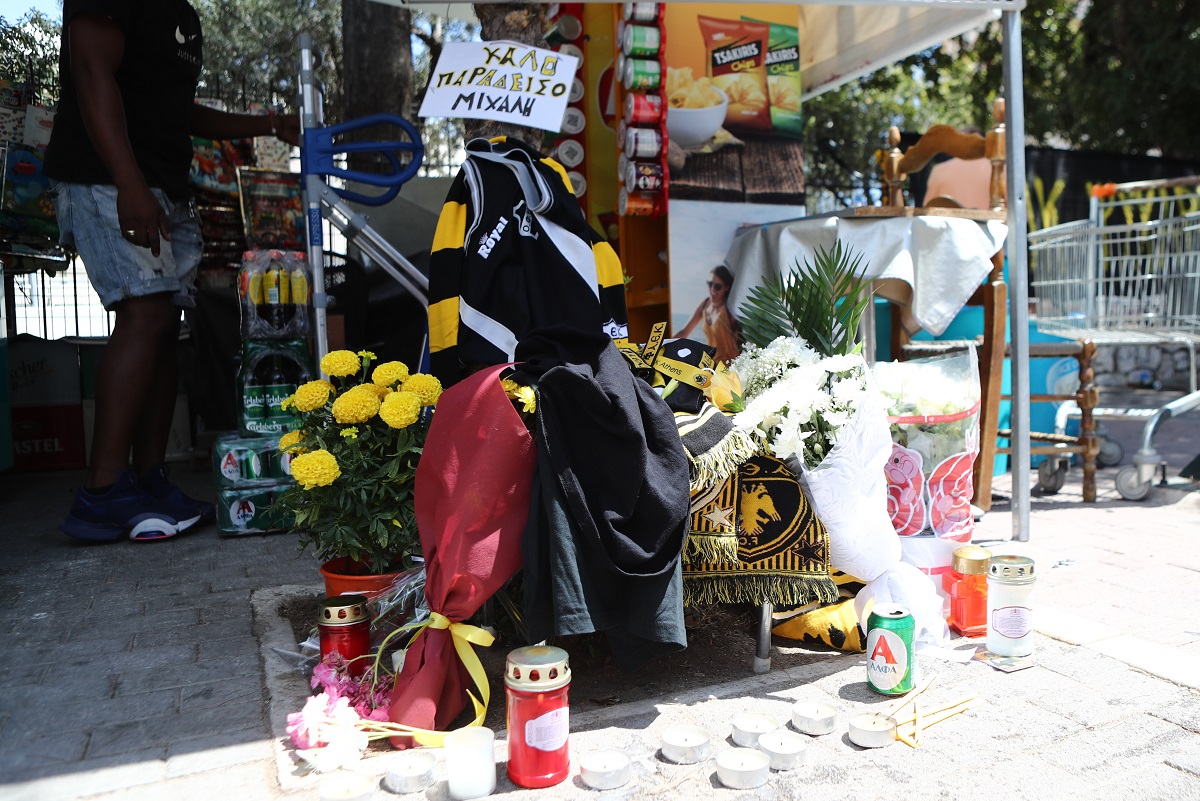 Συγκλονίζει η μάνα του Μιχάλη Κατσούρη: «Κοίταζα στο γήπεδο και νόμιζα ότι ήταν ζωντανός»