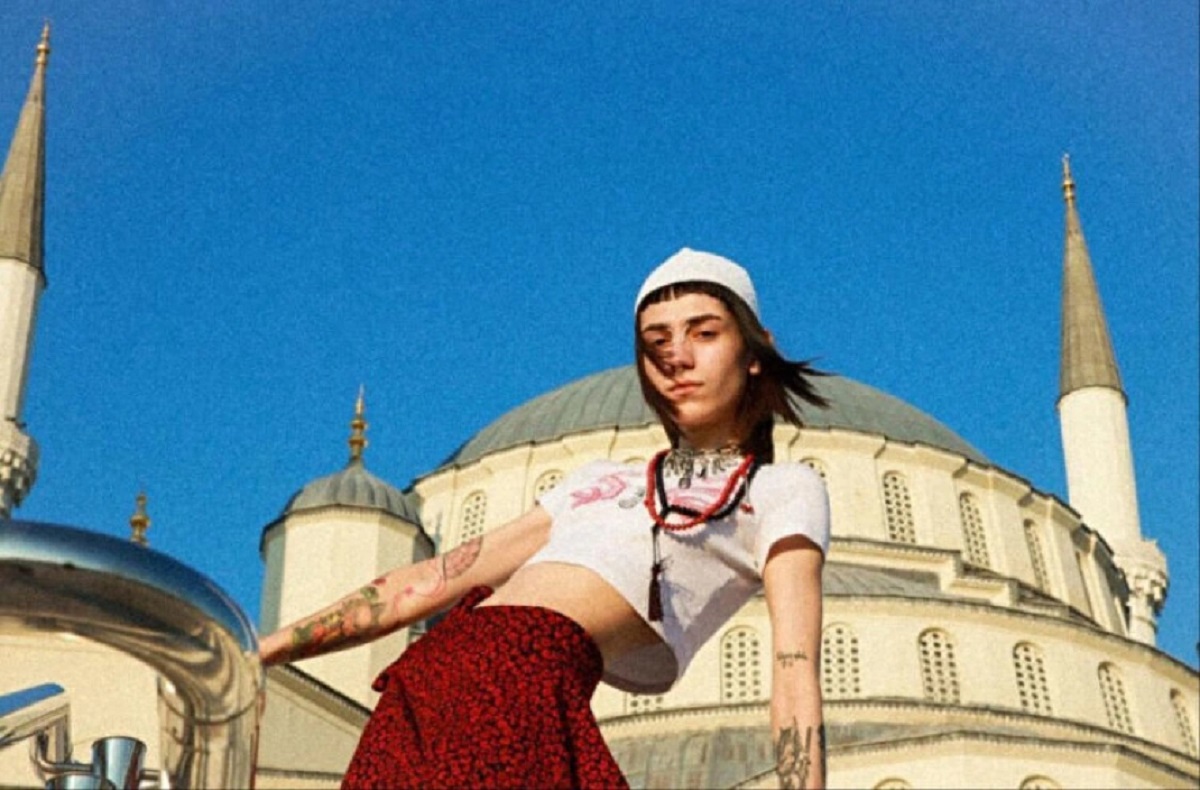 Τουρκία: Δικαστική έρευνα για μοντέλο που φωτογραφήθηκε με την κοιλιά έξω στο μεγαλύτερο τζαμί της Άγκυρας