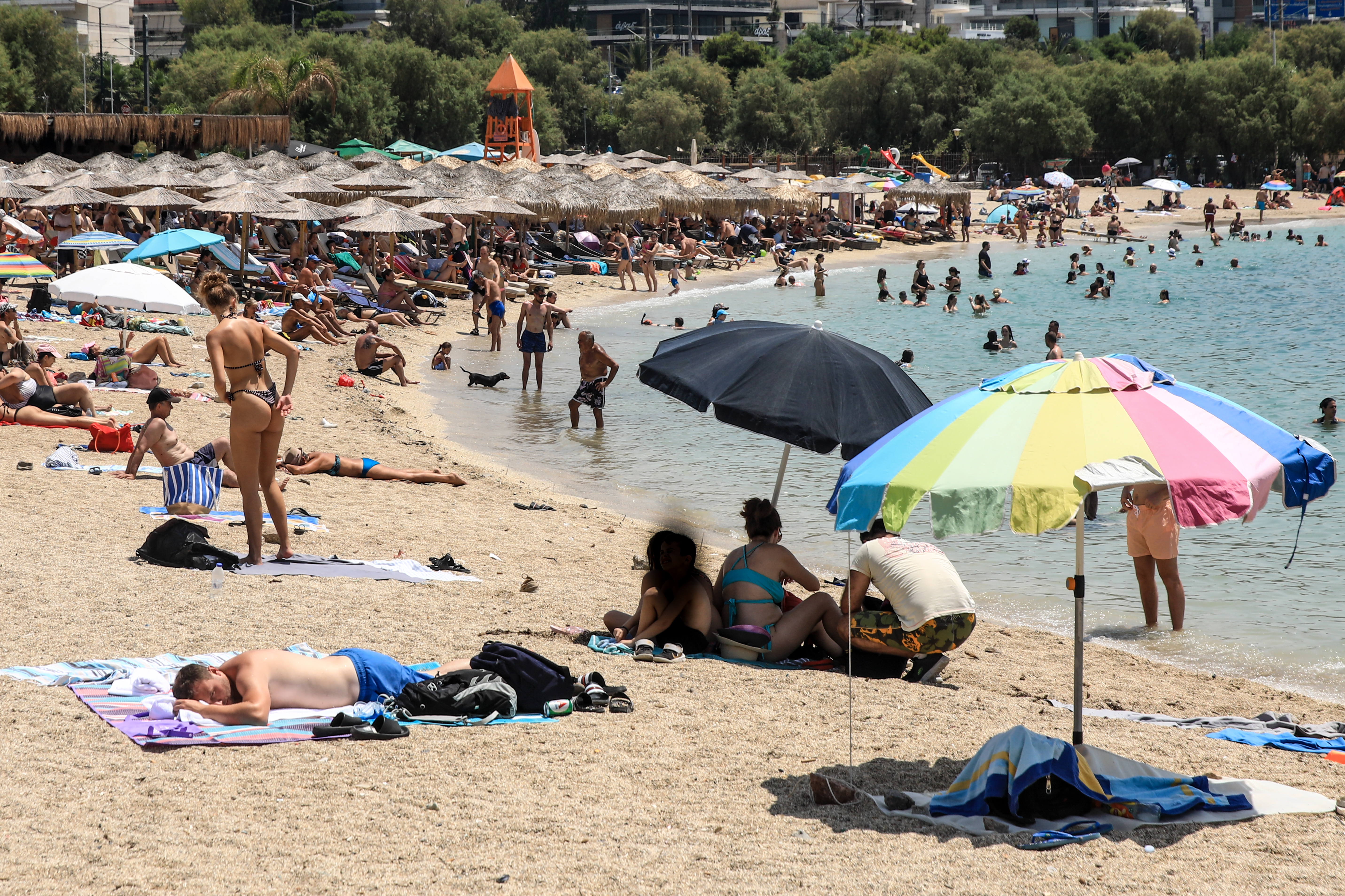 «Κίνημα της πετσέτας»: Καταγγελίες για σωματοφύλακες σε παραλίες – Πανάκριβες ξαπλώστρες, έως 120 ευρώ