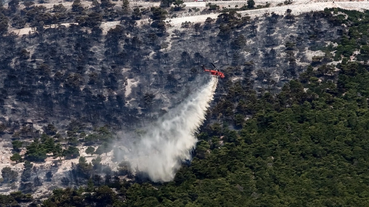 Φωτιά στην Πάρνηθα: Οι διάσπαρτες εστίες δυσκολεύουν το έργο των πυροσβεστών