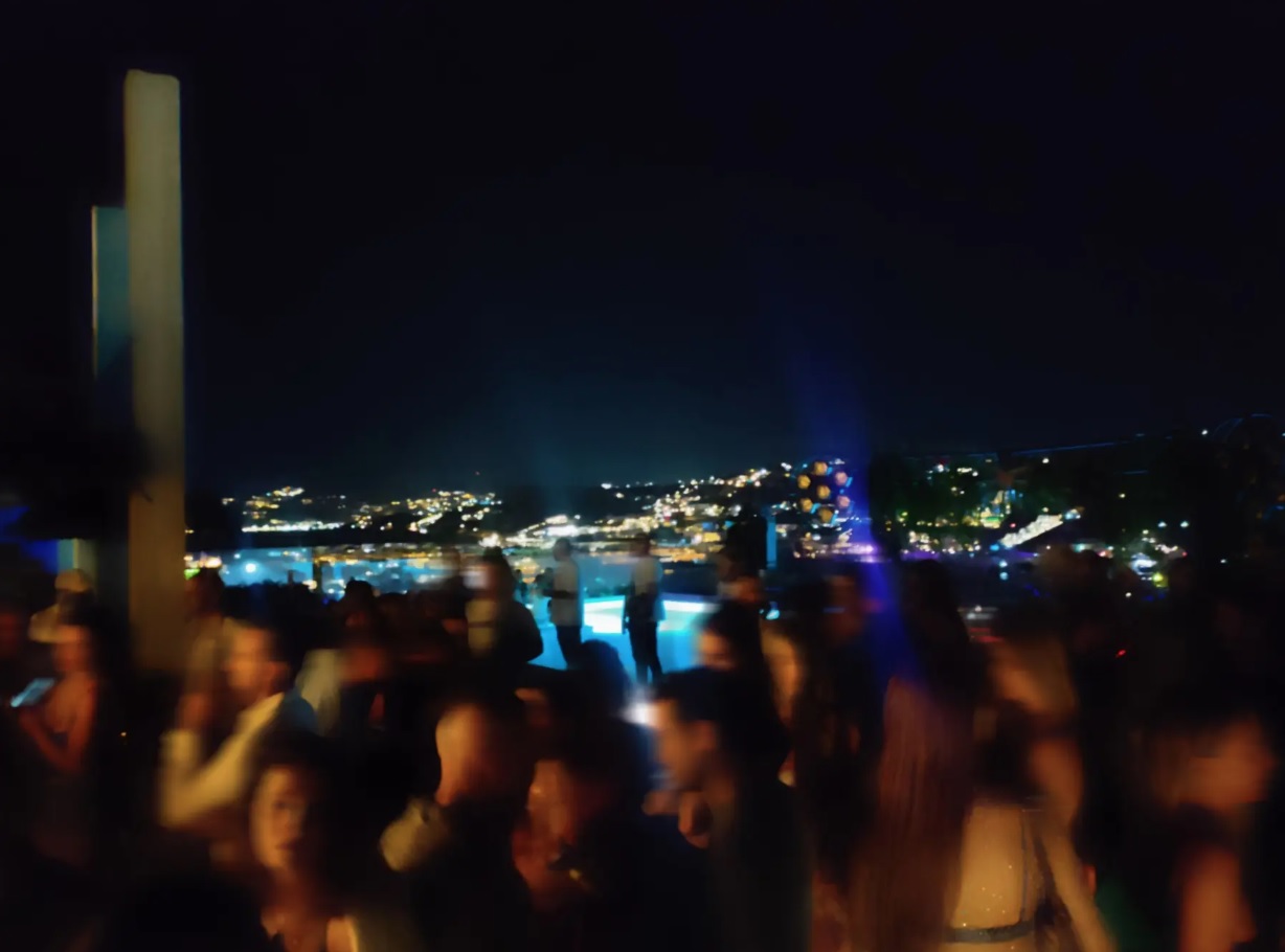 Luxury… ravers: Ένα καλοκαίρι γεμάτο παράνομα parties, ναρκωτικά και συλλήψεις στη Μύκονο