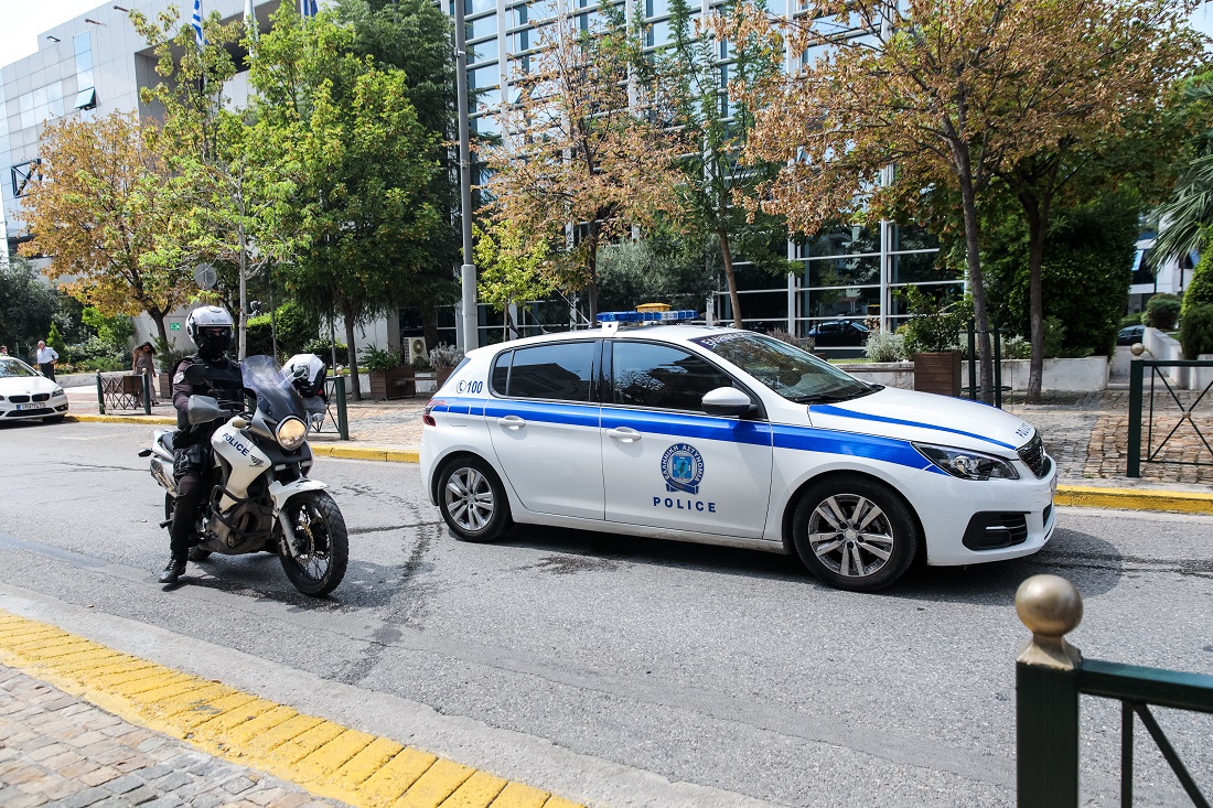 Ανησυχία στην ΕΛ.ΑΣ. με κλεμμένο αυτοκίνητο γεμάτο καλάσνικοφ στο Παλαιό Φάληρο