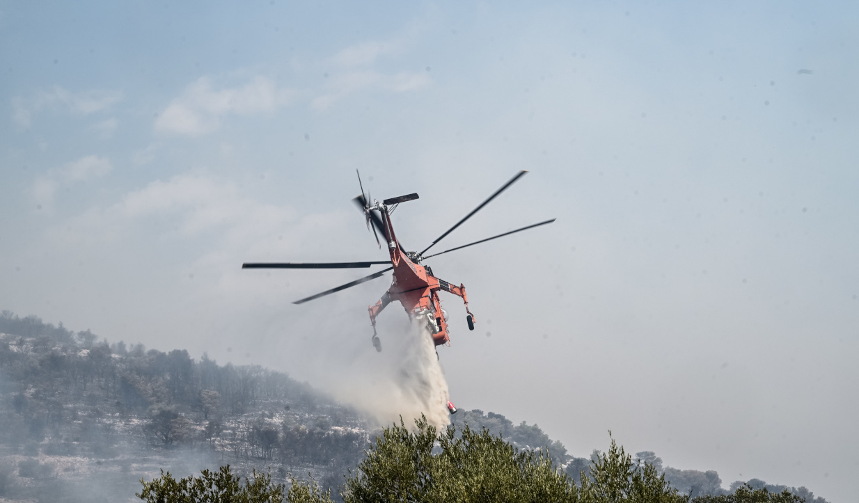 Πάρνηθα: Εντυπωσιακό βίντεο με τις ακριβείς ρίψεις νερού από ελικόπτερο Chinook