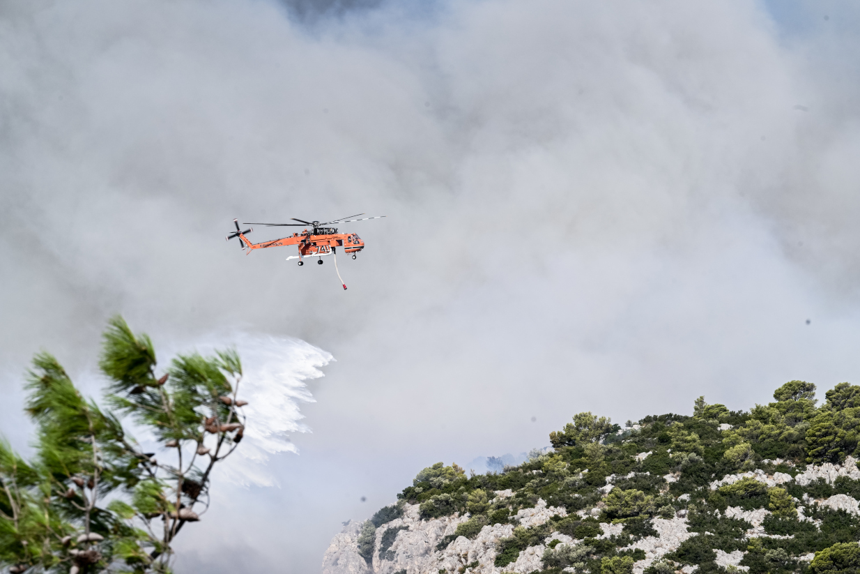 Πάρνηθα: Πολλές ενεργές εστίες φωτιάς- Σε επιφυλακή οι Θρακομακεδόνες