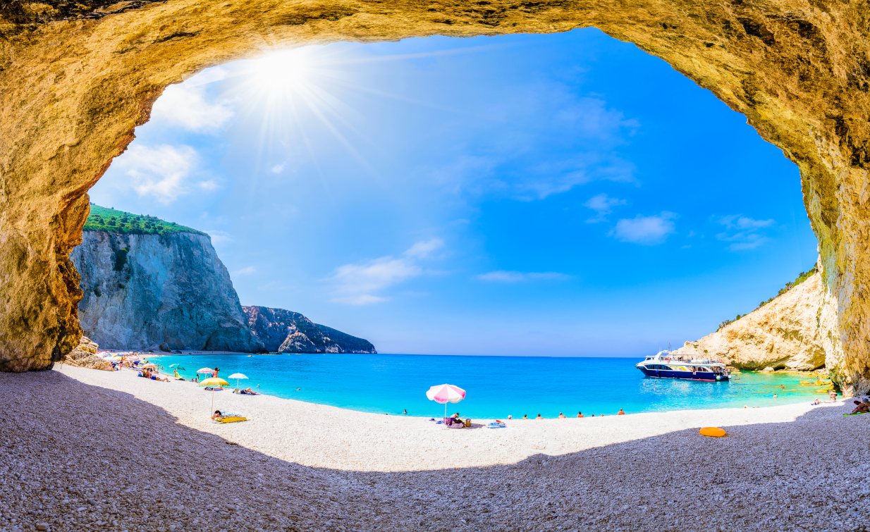 10 mainstream και 4 πραγματικά υπέροχες: Οι 14 ελληνικές παραλίες που αποθεώνει και προτείνει η γαλλική Vogue – «Αστεράτοι προορισμοί για κάθε καλοκαίρι»