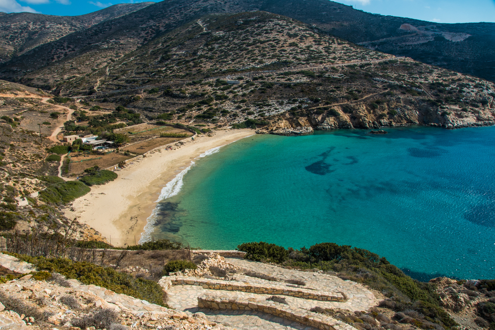 Λίγες και καλές παραλίες: Το νησί που αποθεώνει η Guardian και χαρακτηρίζει ως αυτό με την καλύτερη παραλία στο Αιγαίο
