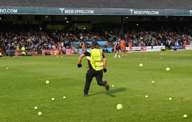 Άγγλοι οπαδοί διέκοψαν ματς πετώντας μπαλάκια τένις στο γήπεδο ώστε να κράξουν τη διοίκηση (Vid)