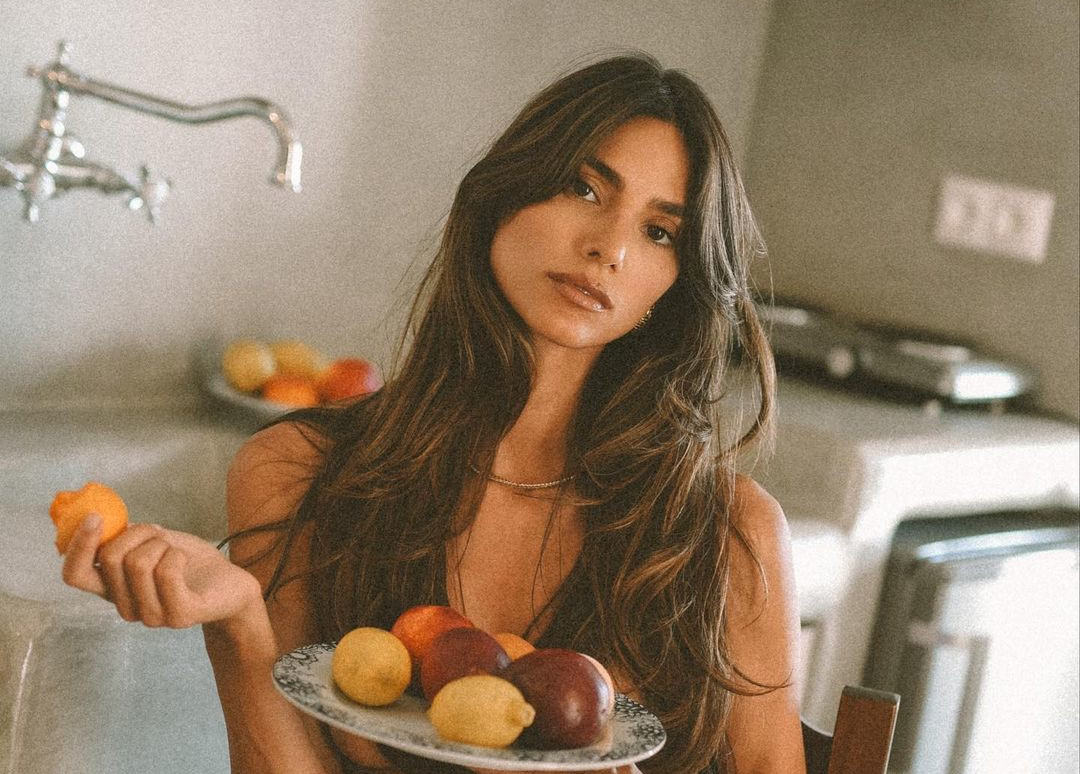 Ηλιάνα Παπαγεωργίου: Ποζάρει topless στην κουζίνα και απολαμβάνει τα φρούτα της