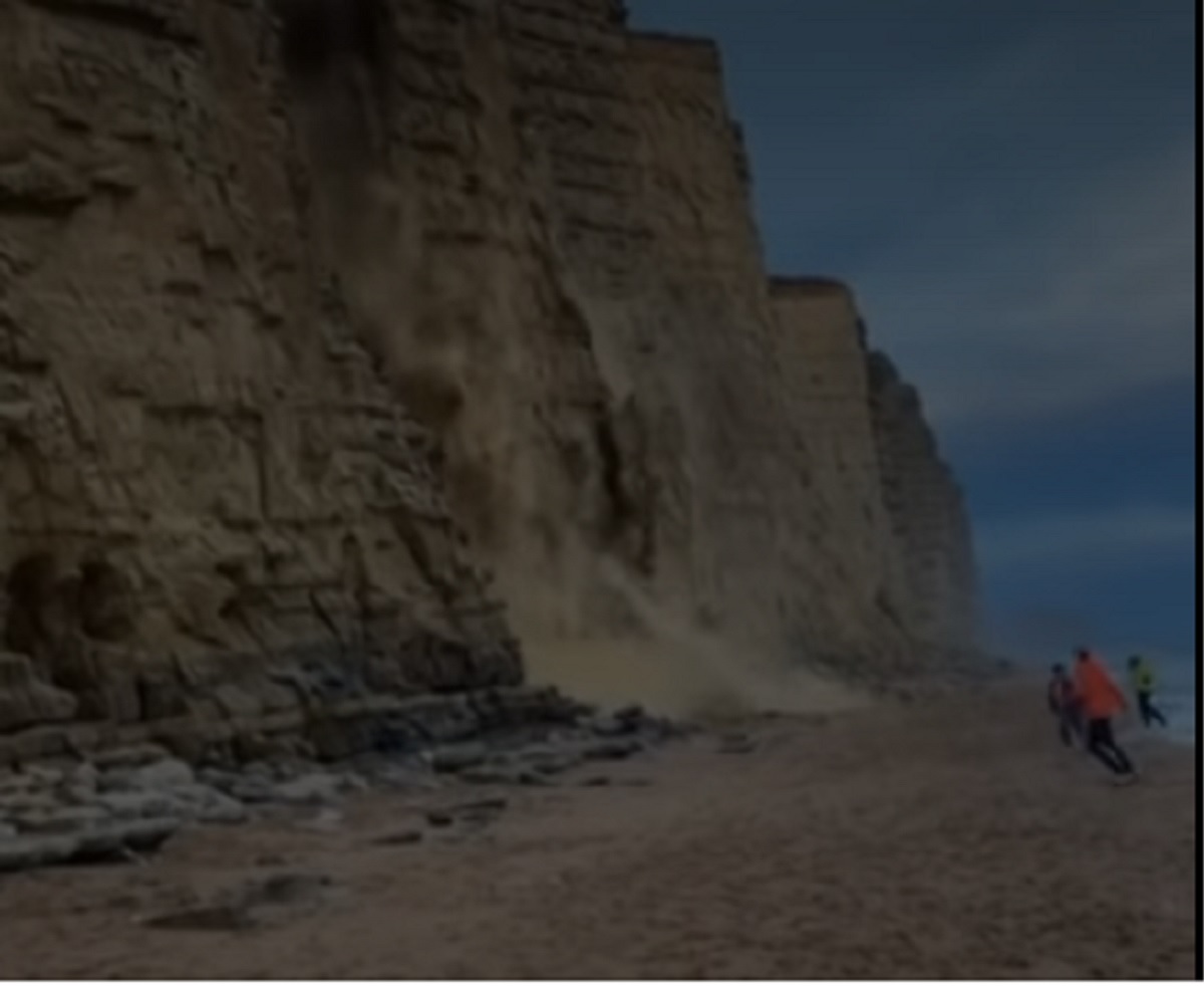 Βρετανία: Περιπέτεια στην ακτή Jurassic – Τρέχουν να σωθούν από κατολίσθηση βράχων
