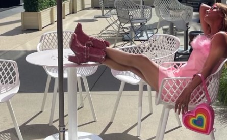 Χάλι Μπερι: Ντυμένη «Barbie» γιόρτασε τα γενέθλιά της