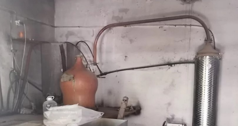 Σαφάρι του ΣΔΟΕ για ποτά «μπόμπες» – Εντοπίστηκε παράνομο αποστακτήριο σε σπίτι στο Ηράκλειο Κρήτης